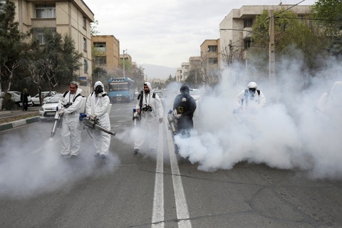 Hàng trăm người chết ở Iran vì tin uống cồn diệt virus corona - Ảnh 1. Hàng trăm người chết ở Iran vì tin uống cồn diệt virus corona - Ảnh 1.