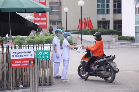 Khuyến cáo 14.000 người từng khám tại Bệnh viện Bạch Mai tự cách ly - Ảnh 1. Khuyến cáo 14.000 người từng khám tại Bệnh viện Bạch Mai tự cách ly - Ảnh 1.