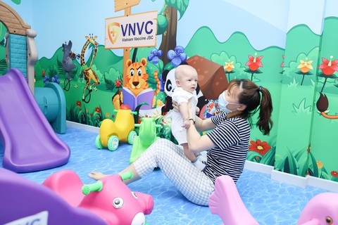 Đưa hệ thống tiêm chủng VNVC Long Xuyên vào hoạt động mùa dịch - Ảnh 4. Đưa hệ thống tiêm chủng VNVC Long Xuyên vào hoạt động mùa dịch - Ảnh 4.