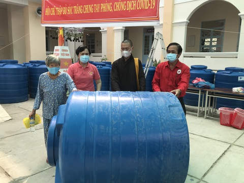 Tặng 100 bồn chứa nước cho bà con huyện đảo Cù Lao Dung - Ảnh 1. Tặng 100 bồn chứa nước cho bà con huyện đảo Cù Lao Dung - Ảnh 1.