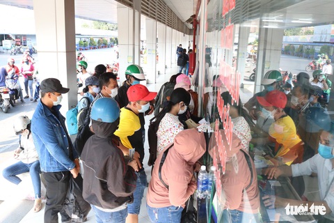 Người dân đổ về các bến xe trước giờ TP.HCM hạn chế đi lại - Ảnh 15. Người dân đổ về các bến xe trước giờ TP.HCM hạn chế đi lại - Ảnh 15.