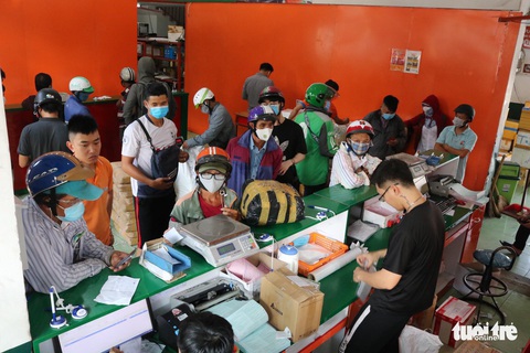 Người dân đổ về các bến xe trước giờ TP.HCM hạn chế đi lại - Ảnh 13. Người dân đổ về các bến xe trước giờ TP.HCM hạn chế đi lại - Ảnh 13.