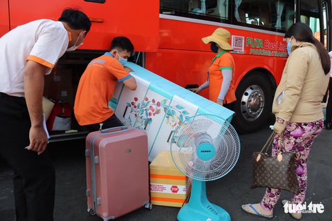 Người dân đổ về các bến xe trước giờ TP.HCM hạn chế đi lại - Ảnh 14. Người dân đổ về các bến xe trước giờ TP.HCM hạn chế đi lại - Ảnh 14.