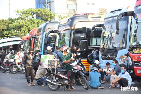Người dân đổ về các bến xe trước giờ TP.HCM hạn chế đi lại - Ảnh 5. Người dân đổ về các bến xe trước giờ TP.HCM hạn chế đi lại - Ảnh 5.