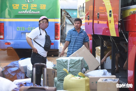 Người dân đổ về các bến xe trước giờ TP.HCM hạn chế đi lại - Ảnh 8. Người dân đổ về các bến xe trước giờ TP.HCM hạn chế đi lại - Ảnh 8.
