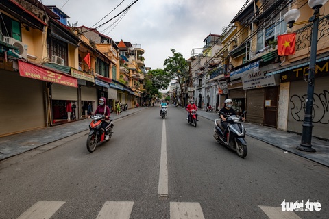 Hà Nội trước giờ đóng cửa các cơ sở kinh doanh để chống dịch COVID-19 - Ảnh 13. Hà Nội trước giờ đóng cửa các cơ sở kinh doanh để chống dịch COVID-19 - Ảnh 13.