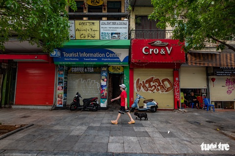 Hà Nội trước giờ đóng cửa các cơ sở kinh doanh để chống dịch COVID-19 - Ảnh 2. Hà Nội trước giờ đóng cửa các cơ sở kinh doanh để chống dịch COVID-19 - Ảnh 2.