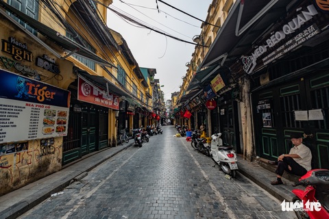 Hà Nội trước giờ đóng cửa các cơ sở kinh doanh để chống dịch COVID-19 - Ảnh 8. Hà Nội trước giờ đóng cửa các cơ sở kinh doanh để chống dịch COVID-19 - Ảnh 8.