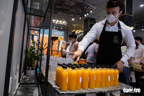 Tour nước cam tươi tiếp sức các y bác sĩ tuyến đầu chống dịch - Ảnh 1. Tour nước cam tươi tiếp sức các y bác sĩ tuyến đầu chống dịch - Ảnh 1.