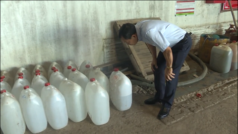 Khởi tố thêm 1 kế toán giúp đại gia Trịnh Sướng kinh doanh xăng giả - Ảnh 1. Khởi tố thêm 1 kế toán giúp đại gia Trịnh Sướng kinh doanh xăng giả - Ảnh 1.