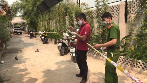 Vụ nổ súng trong quán cà phê tại Bình Dương: Công an thu giữ nhiều vỏ đạn - Ảnh 2. Vụ nổ súng trong quán cà phê tại Bình Dương: Công an thu giữ nhiều vỏ đạn - Ảnh 2.