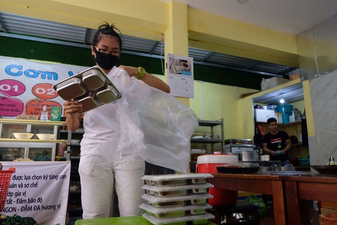 Cà phê, sinh tố, quán ăn... ở TP.HCM ngưng bán hàng tại chỗ, chỉ bán mang đi - Ảnh 1. Cà phê, sinh tố, quán ăn... ở TP.HCM ngưng bán hàng tại chỗ, chỉ bán mang đi - Ảnh 1.