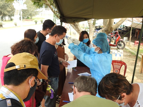 Phòng dịch COVID-19: Đà Nẵng cấm tắm biển tại các bãi tắm công cộng - Ảnh 2. Phòng dịch COVID-19: Đà Nẵng cấm tắm biển tại các bãi tắm công cộng - Ảnh 2.