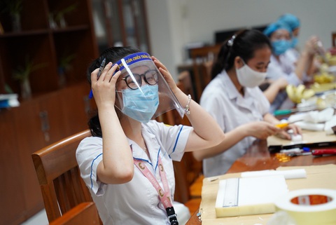 Mũ che mặt phòng dịch từ những thợ may bất đắc dĩ - Ảnh 6. Mũ che mặt phòng dịch từ những thợ may bất đắc dĩ - Ảnh 6.