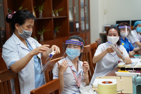 Mũ che mặt phòng dịch từ những thợ may bất đắc dĩ - Ảnh 1. Mũ che mặt phòng dịch từ những thợ may bất đắc dĩ - Ảnh 1.