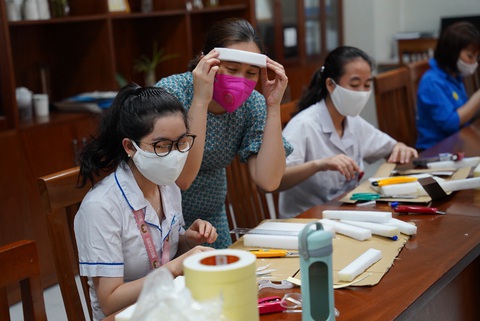 Mũ che mặt phòng dịch từ những thợ may bất đắc dĩ - Ảnh 5. Mũ che mặt phòng dịch từ những thợ may bất đắc dĩ - Ảnh 5.