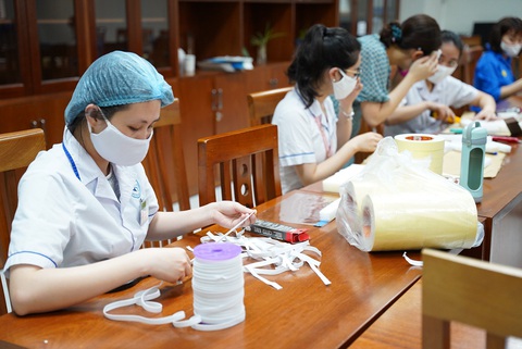 Mũ che mặt phòng dịch từ những thợ may bất đắc dĩ - Ảnh 4. Mũ che mặt phòng dịch từ những thợ may bất đắc dĩ - Ảnh 4.