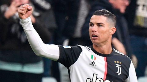 Ronaldo đồng ý cắt giảm hơn 98 tỉ đồng tiền lương - Ảnh 1. Ronaldo đồng ý cắt giảm hơn 98 tỉ đồng tiền lương - Ảnh 1.