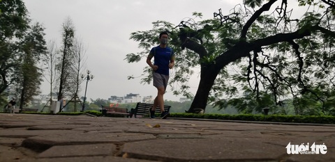 Hà Nội ngày đầu áp dụng lệnh cấm tụ tập đông người: Mua mau, bán nhanh - Ảnh 8. Hà Nội ngày đầu áp dụng lệnh cấm tụ tập đông người: Mua mau, bán nhanh - Ảnh 8.