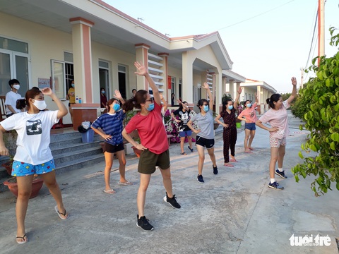 Dậy, dậy ăn sáng, vệ sinh nhà cửa rồi xét nghiệm COVID-19 - Ảnh 1. Dậy, dậy ăn sáng, vệ sinh nhà cửa rồi xét nghiệm COVID-19 - Ảnh 1.
