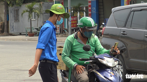 Khu cách ly vẫn vất vả vì người tiếp tế và... shipper giao hàng - Ảnh 6. Khu cách ly vẫn vất vả vì người tiếp tế và... shipper giao hàng - Ảnh 6.