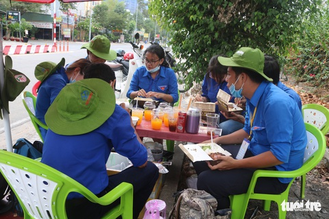 Khu cách ly vẫn vất vả vì người tiếp tế và... shipper giao hàng - Ảnh 7. Khu cách ly vẫn vất vả vì người tiếp tế và... shipper giao hàng - Ảnh 7.