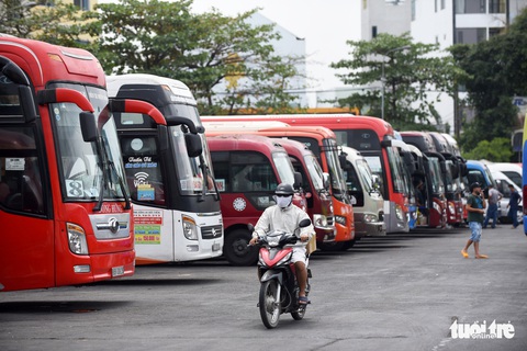 Bến xe cuối tuần đìu hiu, xe nằm đợi khách ngày đầu hạn chế đi lại - Ảnh 9. Bến xe cuối tuần đìu hiu, xe nằm đợi khách ngày đầu hạn chế đi lại - Ảnh 9.