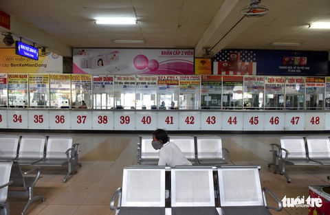 Bến xe cuối tuần đìu hiu, xe nằm đợi khách ngày đầu hạn chế đi lại - Ảnh 1. Bến xe cuối tuần đìu hiu, xe nằm đợi khách ngày đầu hạn chế đi lại - Ảnh 1.