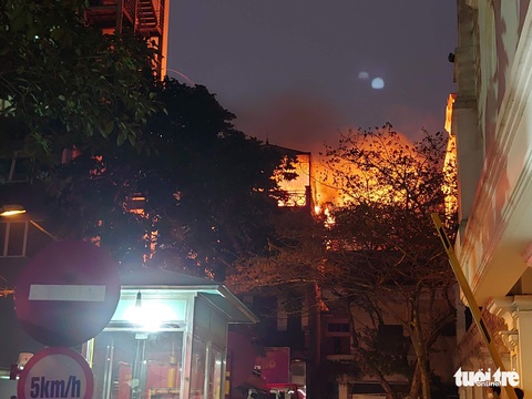 Cháy nhà ở Hà Nội, người dân chạy ùa ra coi dù được yêu cầu giải tán - Ảnh 3. Cháy nhà ở Hà Nội, người dân chạy ùa ra coi dù được yêu cầu giải tán - Ảnh 3.