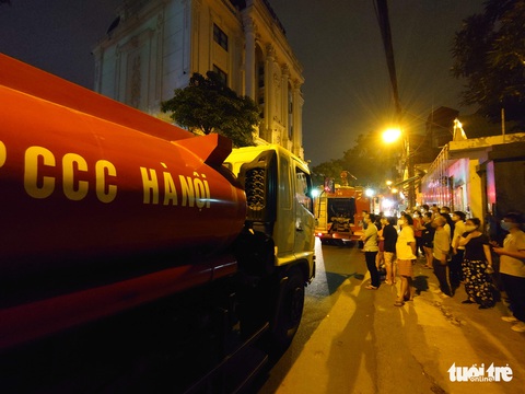 Cháy nhà ở Hà Nội, người dân chạy ùa ra coi dù được yêu cầu giải tán - Ảnh 5. Cháy nhà ở Hà Nội, người dân chạy ùa ra coi dù được yêu cầu giải tán - Ảnh 5.