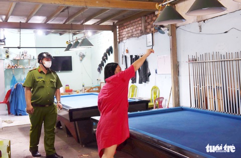 Quận 1 gõ cửa từng hộ vận động bán hàng mang về, nhắc đeo khẩu trang - Ảnh 2. Quận 1 gõ cửa từng hộ vận động bán hàng mang về, nhắc đeo khẩu trang - Ảnh 2.