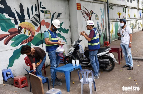 Quận 1 gõ cửa từng hộ vận động bán hàng mang về, nhắc đeo khẩu trang - Ảnh 6. Quận 1 gõ cửa từng hộ vận động bán hàng mang về, nhắc đeo khẩu trang - Ảnh 6.