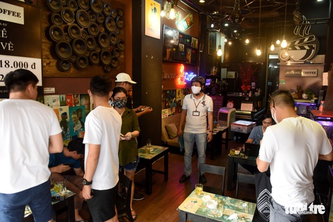 Quận 1 gõ cửa từng hộ vận động bán hàng mang về, nhắc đeo khẩu trang - Ảnh 7. Quận 1 gõ cửa từng hộ vận động bán hàng mang về, nhắc đeo khẩu trang - Ảnh 7.
