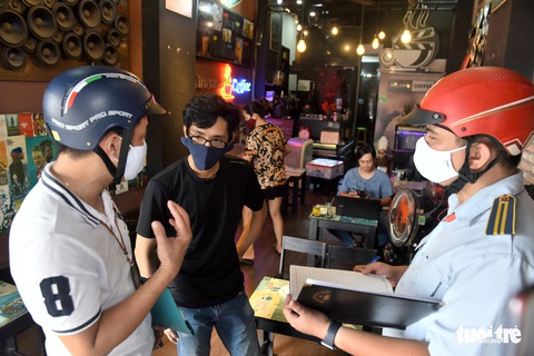 Quận 1 gõ cửa từng hộ vận động bán hàng mang về, nhắc đeo khẩu trang - Ảnh 8. Quận 1 gõ cửa từng hộ vận động bán hàng mang về, nhắc đeo khẩu trang - Ảnh 8.
