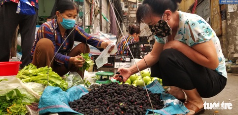 Hà Nội ngày đầu áp dụng lệnh cấm tụ tập đông người: Mua mau, bán nhanh - Ảnh 4. Hà Nội ngày đầu áp dụng lệnh cấm tụ tập đông người: Mua mau, bán nhanh - Ảnh 4.