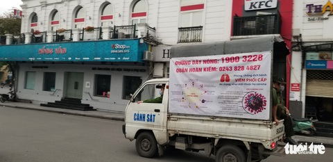 Hà Nội ngày đầu áp dụng lệnh cấm tụ tập đông người: Mua mau, bán nhanh - Ảnh 6. Hà Nội ngày đầu áp dụng lệnh cấm tụ tập đông người: Mua mau, bán nhanh - Ảnh 6.