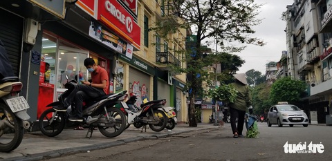 Hà Nội ngày đầu áp dụng lệnh cấm tụ tập đông người: Mua mau, bán nhanh - Ảnh 7. Hà Nội ngày đầu áp dụng lệnh cấm tụ tập đông người: Mua mau, bán nhanh - Ảnh 7.