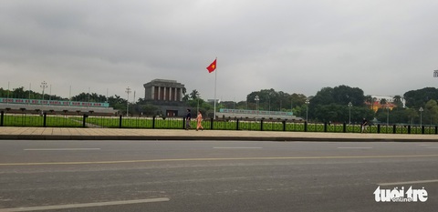 Hà Nội ngày đầu áp dụng lệnh cấm tụ tập đông người: Mua mau, bán nhanh - Ảnh 11. Hà Nội ngày đầu áp dụng lệnh cấm tụ tập đông người: Mua mau, bán nhanh - Ảnh 11.