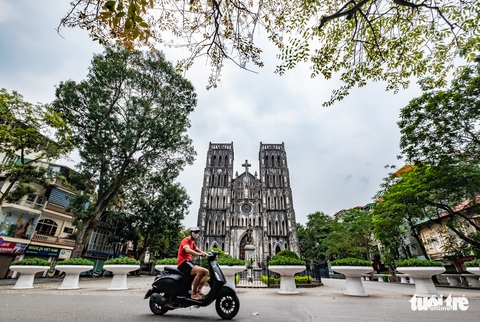 Hà Nội mùa này vắng những... người đi - Ảnh 1. Hà Nội mùa này vắng những... người đi - Ảnh 1.