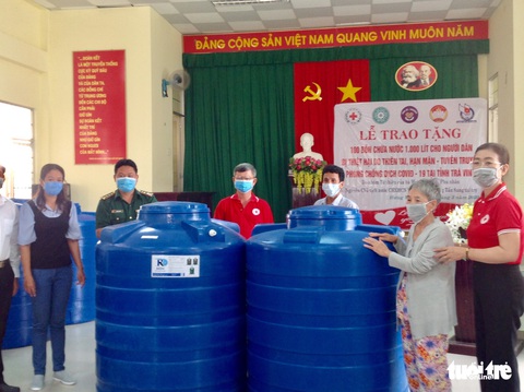 Tiếp tục tặng 321 bồn chứa nước cho bà con vùng hạn mặn miền Tây - Ảnh 3. Tiếp tục tặng 321 bồn chứa nước cho bà con vùng hạn mặn miền Tây - Ảnh 3.