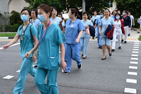 Vì sao nhân viên y tế Singapore ít bị phơi nhiễm COVID-19? - Ảnh 1. Vì sao nhân viên y tế Singapore ít bị phơi nhiễm COVID-19? - Ảnh 1.