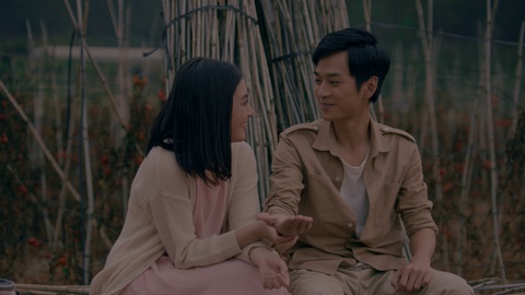 Hồng và Ngạn Mắt biếc đoàn tụ trong MV Sau này hãy gặp lại nhau khi hoa nở - Ảnh 7. Hồng và Ngạn Mắt biếc đoàn tụ trong MV Sau này hãy gặp lại nhau khi hoa nở - Ảnh 7.