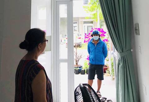 Mùa COVID-19: Nhớ mẹ qua thăm nhưng... nhất quyết không vào nhà - Ảnh 1. Mùa COVID-19: Nhớ mẹ qua thăm nhưng... nhất quyết không vào nhà - Ảnh 1.