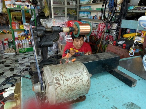 Giáo viên xoay xở mùa dịch - Kỳ 3: Thầy cô ra ruộng - Ảnh 1. Giáo viên xoay xở mùa dịch - Kỳ 3: Thầy cô ra ruộng - Ảnh 1.