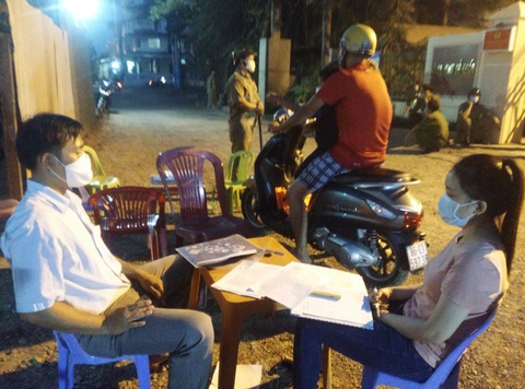 Bình Thuận thẳng tay xử phạt nhiều người không đeo khẩu trang nơi công cộng - Ảnh 1. Bình Thuận thẳng tay xử phạt nhiều người không đeo khẩu trang nơi công cộng - Ảnh 1.