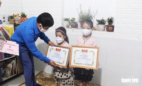 Hai chị em ‘mổ’ heo đất ủng hộ bác sĩ phòng dịch COVID-19 - Ảnh 1. Hai chị em ‘mổ’ heo đất ủng hộ bác sĩ phòng dịch COVID-19 - Ảnh 1.
