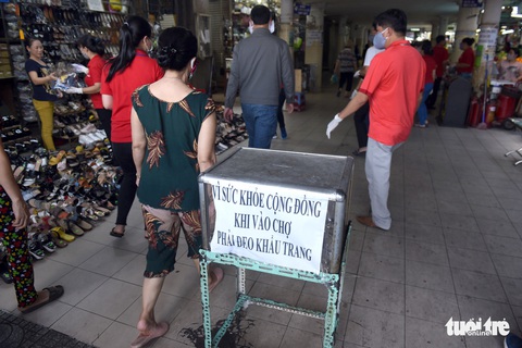 Nhiều người dân đeo khẩu trang kiểu đối phó, khó xử phạt - Ảnh 1. Nhiều người dân đeo khẩu trang kiểu đối phó, khó xử phạt - Ảnh 1.