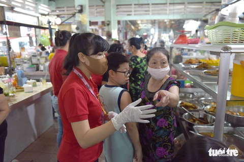 Nhiều người dân đeo khẩu trang kiểu đối phó, khó xử phạt - Ảnh 2. Nhiều người dân đeo khẩu trang kiểu đối phó, khó xử phạt - Ảnh 2.