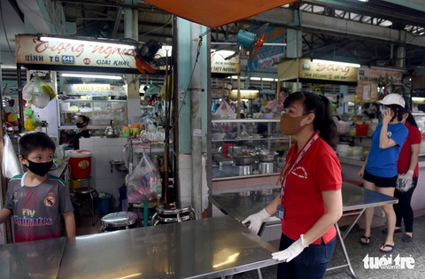 Nhiều người dân đeo khẩu trang kiểu đối phó, khó xử phạt - Ảnh 3. Nhiều người dân đeo khẩu trang kiểu đối phó, khó xử phạt - Ảnh 3.
