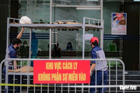 Cách ly, phun khử trùng chung cư 400 hộ có người nhiễm COVID-19 ở Hà Nội - Ảnh 4. Cách ly, phun khử trùng chung cư 400 hộ có người nhiễm COVID-19 ở Hà Nội - Ảnh 4.